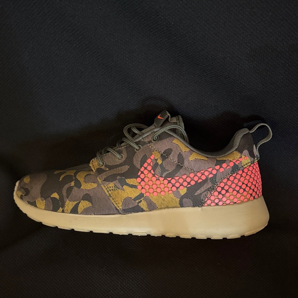Nike roshe one sneakers , atomic pink and camo print - Picture 3 of 7